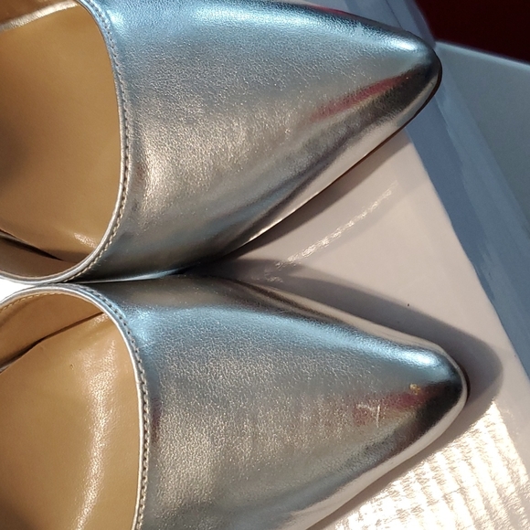 Gorgeous Silver pump! - Picture 11 of 17